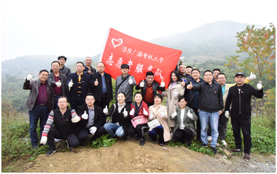 办实事 走进基层乡村、挖树坑 助力脱贫攻坚&mdash;&mdash;我校党员志愿者走进江东铁场村参加义务劳动 